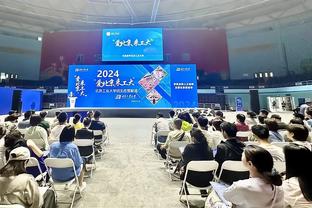 黄老板晒照回顾自己的世界巡演，并用和梅西同框照当头图